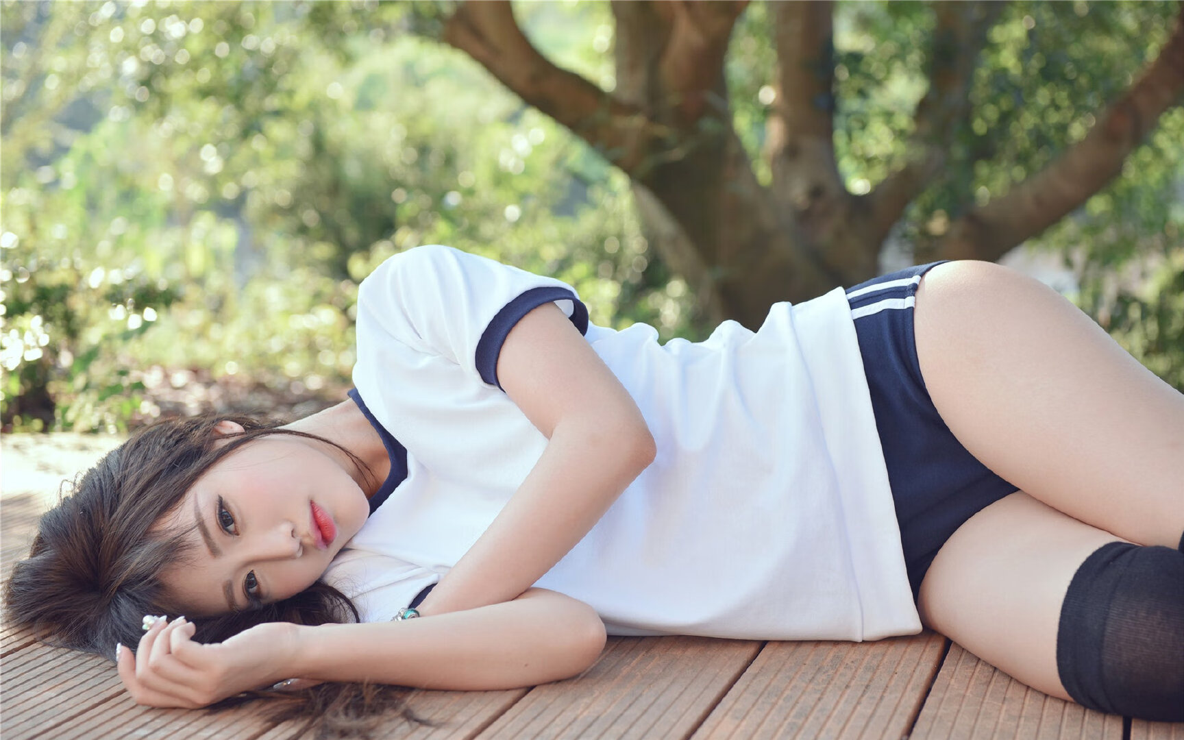 《电竞赛事现场：激烈对抗引爆全场》，电竞比赛场景